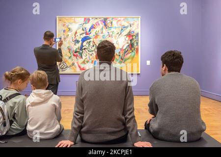 Moscou, Russie - 2 avril 2022: Nouvelle galerie de Tretiakov sur le Val de Krymsky. Les gens regardent les peintures dans les salles de la galerie. Art contemporain moderne Banque D'Images