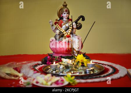 Petite idole de la déesse hindoue Saraswati (Sarasvati) dans un temple hindou tamoul à Brampton, Ontario, Canada, on 09 mai 2009. Saraswati est la déesse hindoue de la connaissance, de la musique, des arts, de la sagesse et de l'apprentissage. (Photo de Creative Touch Imaging Ltd./NurPhoto) Banque D'Images