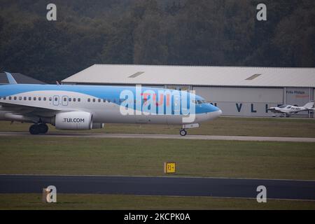 TUI Airlines Belgium Boeing 737-800 comme vu voler, atterrissage et triing à l'aéroport d'Eindhoven EIN EHEH. L'avion est arrivé d'Oujda Maroc, a l'enregistrement OO-JAY et le nom Elegance. TUI Fly ancien Jetairfly est une compagnie aérienne belge, filiale de TUI Group, la compagnie multinationale allemande de voyage et de tourisme, la plus grande compagnie de loisirs au monde, et TUI Airlines. Eindhoven, pays-Bas sur 15 octobre 2021 (photo de Nicolas Economou/NurPhoto) Banque D'Images