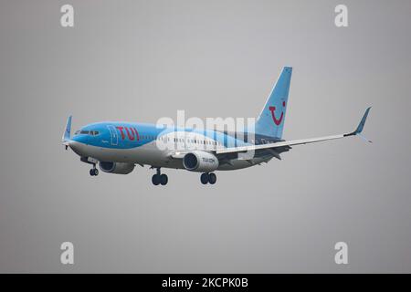 TUI Airlines Belgium Boeing 737-800 comme vu voler, atterrissage et triing à l'aéroport d'Eindhoven EIN EHEH. L'avion est arrivé d'Oujda Maroc, a l'enregistrement OO-JAY et le nom Elegance. TUI Fly ancien Jetairfly est une compagnie aérienne belge, filiale de TUI Group, la compagnie multinationale allemande de voyage et de tourisme, la plus grande compagnie de loisirs au monde, et TUI Airlines. Eindhoven, pays-Bas sur 15 octobre 2021 (photo de Nicolas Economou/NurPhoto) Banque D'Images