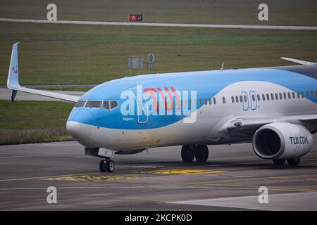 TUI Airlines Belgium Boeing 737-800 comme vu voler, atterrissage et triing à l'aéroport d'Eindhoven EIN EHEH. L'avion est arrivé d'Oujda Maroc, a l'enregistrement OO-JAY et le nom Elegance. TUI Fly ancien Jetairfly est une compagnie aérienne belge, filiale de TUI Group, la compagnie multinationale allemande de voyage et de tourisme, la plus grande compagnie de loisirs au monde, et TUI Airlines. Eindhoven, pays-Bas sur 15 octobre 2021 (photo de Nicolas Economou/NurPhoto) Banque D'Images