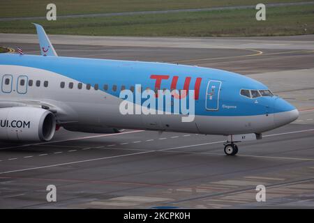 TUI Airlines Belgium Boeing 737-800 comme vu voler, atterrissage et triing à l'aéroport d'Eindhoven EIN EHEH. L'avion est arrivé d'Oujda Maroc, a l'enregistrement OO-JAY et le nom Elegance. TUI Fly ancien Jetairfly est une compagnie aérienne belge, filiale de TUI Group, la compagnie multinationale allemande de voyage et de tourisme, la plus grande compagnie de loisirs au monde, et TUI Airlines. Eindhoven, pays-Bas sur 15 octobre 2021 (photo de Nicolas Economou/NurPhoto) Banque D'Images