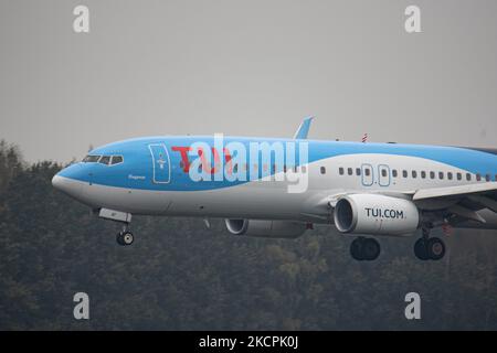 TUI Airlines Belgium Boeing 737-800 comme vu voler, atterrissage et triing à l'aéroport d'Eindhoven EIN EHEH. L'avion est arrivé d'Oujda Maroc, a l'enregistrement OO-JAY et le nom Elegance. TUI Fly ancien Jetairfly est une compagnie aérienne belge, filiale de TUI Group, la compagnie multinationale allemande de voyage et de tourisme, la plus grande compagnie de loisirs au monde, et TUI Airlines. Eindhoven, pays-Bas sur 15 octobre 2021 (photo de Nicolas Economou/NurPhoto) Banque D'Images