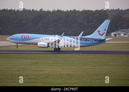 TUI Airlines Belgium Boeing 737-800 comme vu voler, atterrissage et triing à l'aéroport d'Eindhoven EIN EHEH. L'avion est arrivé d'Oujda Maroc, a l'enregistrement OO-JAY et le nom Elegance. TUI Fly ancien Jetairfly est une compagnie aérienne belge, filiale de TUI Group, la compagnie multinationale allemande de voyage et de tourisme, la plus grande compagnie de loisirs au monde, et TUI Airlines. Eindhoven, pays-Bas sur 15 octobre 2021 (photo de Nicolas Economou/NurPhoto) Banque D'Images