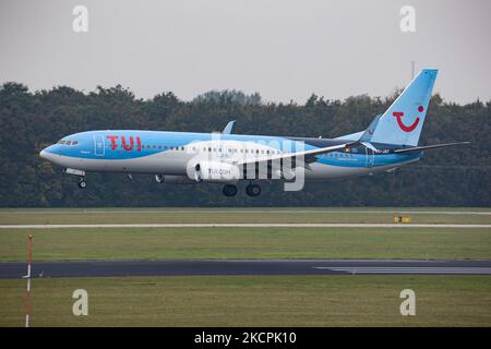 TUI Airlines Belgium Boeing 737-800 comme vu voler, atterrissage et triing à l'aéroport d'Eindhoven EIN EHEH. L'avion est arrivé d'Oujda Maroc, a l'enregistrement OO-JAY et le nom Elegance. TUI Fly ancien Jetairfly est une compagnie aérienne belge, filiale de TUI Group, la compagnie multinationale allemande de voyage et de tourisme, la plus grande compagnie de loisirs au monde, et TUI Airlines. Eindhoven, pays-Bas sur 15 octobre 2021 (photo de Nicolas Economou/NurPhoto) Banque D'Images