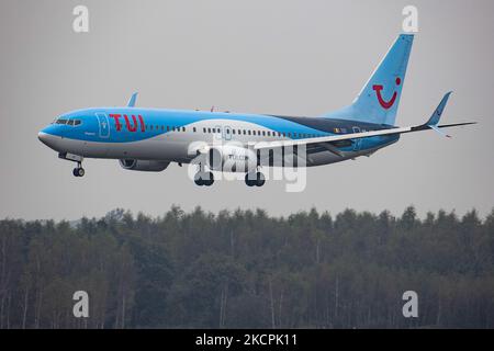 TUI Airlines Belgium Boeing 737-800 comme vu voler, atterrissage et triing à l'aéroport d'Eindhoven EIN EHEH. L'avion est arrivé d'Oujda Maroc, a l'enregistrement OO-JAY et le nom Elegance. TUI Fly ancien Jetairfly est une compagnie aérienne belge, filiale de TUI Group, la compagnie multinationale allemande de voyage et de tourisme, la plus grande compagnie de loisirs au monde, et TUI Airlines. Eindhoven, pays-Bas sur 15 octobre 2021 (photo de Nicolas Economou/NurPhoto) Banque D'Images