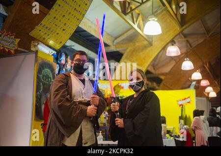 Un couple cosplay Star Wars OBI WAN Kenobi et Darth Vader pendant le premier jour du SOFA (salon del Ocio y la Fantasia) 2021, une foire destinée au public geek en Colombie qui mélange Cosplay, gaming, superhéros et fans de cinéma de toute la Colombie, à Bogota, Colombie sur 14 octobre 2021. (Photo par Sebastian Barros/NurPhoto) Banque D'Images