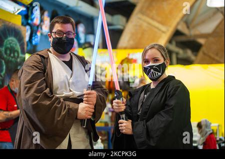 Un couple cosplay Star Wars OBI WAN Kenobi et Darth Vader pendant le premier jour du SOFA (salon del Ocio y la Fantasia) 2021, une foire destinée au public geek en Colombie qui mélange Cosplay, gaming, superhéros et fans de cinéma de toute la Colombie, à Bogota, Colombie sur 14 octobre 2021. (Photo par Sebastian Barros/NurPhoto) Banque D'Images