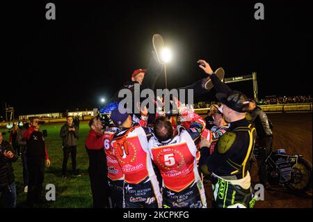 Les Panthers donnent à Rob Lyon, chef d'équipe, les bosses lors de la finale 2nd de la première SGB entre Peterborough et Belle vue Aces au champ de foire de l'est de l'Angleterre, à Peterborough, le jeudi 14th octobre 2021. (Photo de Ian Charles/MI News/NurPhoto) Banque D'Images