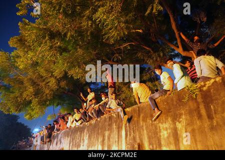 Les gens regardent comme des effigies du démon Roi Ravana, son fils Meghnad et frère Kumbhkarana sont brûlés pendant le festival hindou de Dussehra, au milieu de la propagation du coronavirus (COVID-19) à New Delhi, en Inde sur 15 octobre 2021. (Photo de Mayank Makhija/NurPhoto) Banque D'Images