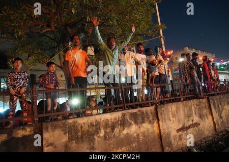 Les gens regardent comme des effigies du démon Roi Ravana, son fils Meghnad et frère Kumbhkarana sont brûlés pendant le festival hindou de Dussehra, au milieu de la propagation du coronavirus (COVID-19) à New Delhi, en Inde sur 15 octobre 2021. (Photo de Mayank Makhija/NurPhoto) Banque D'Images