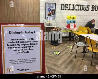 Signez dans un restaurant McDonalds en indiquant que les certificats de vaccination sont requis pour les clients qui souhaitent dîner pendant la pandémie du nouveau coronavirus (COVID-19) à Toronto, Ontario, Canada on 14 octobre 2021. Tous les résidents de l'Ontario âgés de 12 ans et plus sont déjà tenus de présenter une preuve de vaccination (sous forme de certificats de vaccination COVID-19) pour dîner dans des restaurants, ainsi que pour visiter des salles de gym, des cinémas et d'autres lieux à risque élevé, y compris des salles de sport et de concert. Les membres du public sont actuellement tenus d'afficher une copie numérique ou papier de leur vaccin COVID-19 Banque D'Images