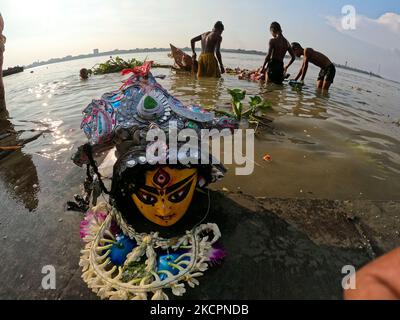 Ragpipers recueille des structures de déesse hindoue après dans le fleuve Ganges par des dévotés hindous pendant l'immersion des idoles de Durga, à Kolkata, Inde, 15 octobre 2021. Des centaines de milliers d'idoles sont immergées dans les plans d'eau à travers le pays le dernier jour du festival Durga Puja, ce qui pose de graves problèmes de pollution de l'environnement. (Photo de Debajyoti Chakraborty/NurPhoto) Banque D'Images