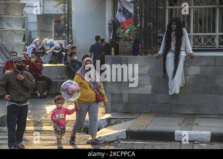 Les gens sont vus des promenades près de la zone touristique de Gedung Merdeka sur 16 octobre 2021 en Asie, rue Afrika, Bandung, Java-Ouest, Indonésie. Le gouvernement de la ville de Bandung offre un moment de détente pour rouvrir les activités dans les zones touristiques dans le contexte de la pandémie COVID-19. (Photo par Algi Febri Sugita/NurPhoto) Banque D'Images