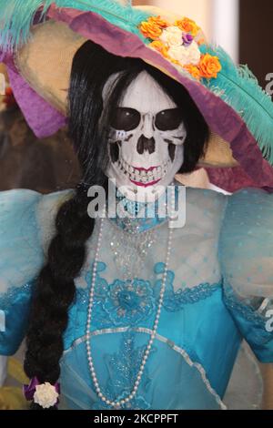 Figurine squelette habillée comme « la Catrina le Diva de la mort » lors des célébrations du jour des morts à Toronto, Ontario, Canada, on 09 novembre 2009. Le jour des morts (Dia de los Muertos) est une fête mexicaine traditionnelle qui coïncide avec le jour de tous les âmes dans le calendrier catholique, est marquée par des visites aux sites de tombe des proches. C'est une occasion joyeuse au cours de laquelle les célébrants se souviennent du défunt. (Photo de Creative Touch Imaging Ltd./NurPhoto) Banque D'Images