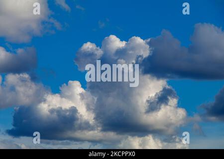 Les cumulus against a blue sky Banque D'Images