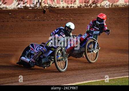 Tai Woffinden de Grande-Bretagne (blanc) dirige Leon Madsen du Danemark (rouge) pendant le circuit FIM Monster Energy des Nations au National Speedway Stadium, Manchester, le samedi 16th octobre 2021. (Photo de Ian Charles/MI News/NurPhoto) Banque D'Images