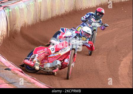 Bartosz Zmarzlik de Pologne (blanc) dirige Tai Woffinden de Grande-Bretagne (rouge) pendant le circuit FIM Monster Energy des Nations au National Speedway Stadium, Manchester, le samedi 16th octobre 2021. (Photo de Ian Charles/MI News/NurPhoto) Banque D'Images