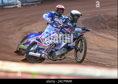 Tai Woffinden de Grande-Bretagne (blanc) dirige David Bellego de France (rouge) pendant le circuit FIM Monster Energy des Nations au National Speedway Stadium, Manchester, le samedi 16th octobre 2021. (Photo de Ian Charles/MI News/NurPhoto) Banque D'Images