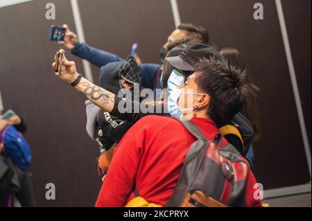 Les gens prennent des photos et des selfies avec les sculptures des personnages de films d'horreur pendant le troisième jour du SOFA (salon de Ocio y la Fantasia) 2021, une foire destinée au public geek en Colombie qui mélange Cosplay, jeux, super héros et fans de cinéma de toute la Colombie, à Bogota, Colombie sur 14 octobre 2021. (Photo par Sebastian Barros/NurPhoto) Banque D'Images