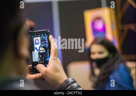 Les gens prennent des photos et des selfies avec les sculptures des personnages de films d'horreur pendant le troisième jour du SOFA (salon de Ocio y la Fantasia) 2021, une foire destinée au public geek en Colombie qui mélange Cosplay, jeux, super héros et fans de cinéma de toute la Colombie, à Bogota, Colombie sur 14 octobre 2021. (Photo par Sebastian Barros/NurPhoto) Banque D'Images