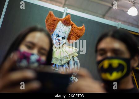 Les gens prennent des photos et des selfies avec les sculptures des personnages de films d'horreur pendant le troisième jour du SOFA (salon de Ocio y la Fantasia) 2021, une foire destinée au public geek en Colombie qui mélange Cosplay, jeux, super héros et fans de cinéma de toute la Colombie, à Bogota, Colombie sur 14 octobre 2021. (Photo par Sebastian Barros/NurPhoto) Banque D'Images