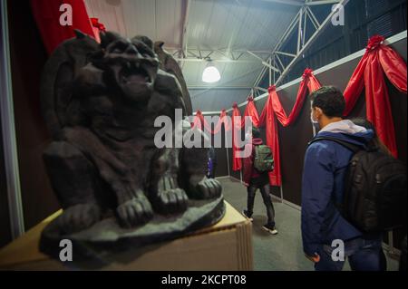 Les gens entrent dans un musée sur le thème de l'halloween avec des sculptures de films d'horreur modernes pendant le troisième jour du SOFA (salon de Ocio y la Fantasia) 2021, une foire destinée au public geek en Colombie qui mélange Cosplay, jeux, super héros et fans de cinéma de toute la Colombie, à Bogota, Colombie sur 14 octobre 2021. (Photo par Sebastian Barros/NurPhoto) Banque D'Images