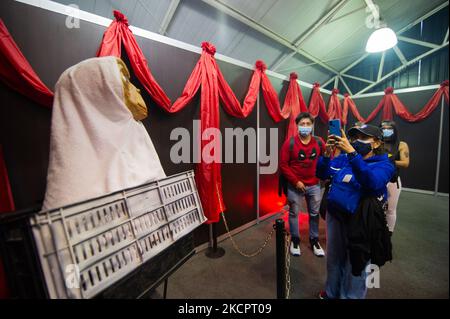 Les gens prennent des photos et des selfies avec les sculptures des personnages de films d'horreur pendant le troisième jour du SOFA (salon de Ocio y la Fantasia) 2021, une foire destinée au public geek en Colombie qui mélange Cosplay, jeux, super héros et fans de cinéma de toute la Colombie, à Bogota, Colombie sur 14 octobre 2021. (Photo par Sebastian Barros/NurPhoto) Banque D'Images