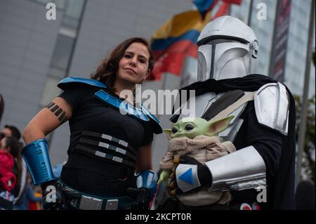 Les fans de Star Wars cojouent les personnages de Bo Katan et Mando de Star Wars : La série Mandalatorienne au troisième jour du SOFA (salon del Ocio y la Fantasia) 2021, une foire destinée au public geek en Colombie qui mêle cosplay, gaming, super-héros et fans de cinéma de toute la Colombie, à Bogota, en Colombie, sur 14 octobre 2021. (Photo par Sebastian Barros/NurPhoto) Banque D'Images