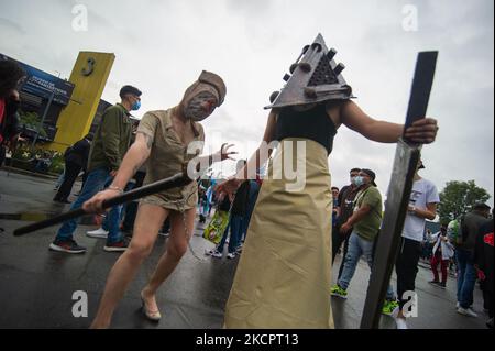 Un couple cosplay personnages de la franchise de jeux vidéo Horror Silent Hill, chef de pyramide et infirmière pendant le troisième jour de The SOFA (salon del Ocio y la Fantasia) 2021, une foire destinée au public geek en Colombie qui mélange Cosplay, jeux, super héros et fans de cinéma de toute la Colombie, à Bogota, Colombie sur 14 octobre 2021. (Photo par Sebastian Barros/NurPhoto) Banque D'Images