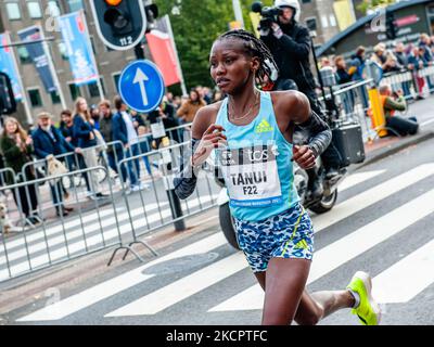 Le kenyan Angela Tanui a couru dans un temps de 2:17:57, a cassé le record de la course des femmes, pendant le marathon de TCS Amsterdam, sur 17 octobre 2021. (Photo par Romy Arroyo Fernandez/NurPhoto) Banque D'Images