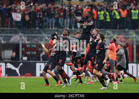 Rafael Leao de l'AC Milan, Fikayo Tomori de l'AC Milan, Sandro Tonali de l'AC Milan et les joueurs de l'AC Milan célèbrent la victoire à la fin du match lors de la série Un match de football 2021/22 entre l'AC Milan et le FC Hellas Verona au stade Giuseppe Meazza, Milan, Italie sur 16 octobre 2021 (photo de Fabrizio Carabelli/LiveMedia/NurPhoto) Banque D'Images