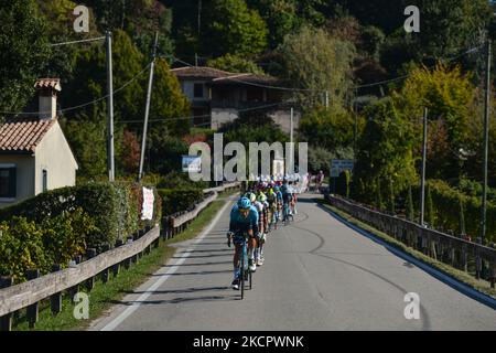 Davide Martinelli d'Italie et Astana - Premier Tech dirige le peloton lors de la première édition de la Veneto Classic, la course de vélo pro 207km de Venise à Bassano del Grappa, qui s'est tenue dans la région de Vénétie. Le dimanche, 17 octobre 2021, à Bassano del Grappa, Vénétie, Italie. (Photo par Artur Widak/NurPhoto) Banque D'Images