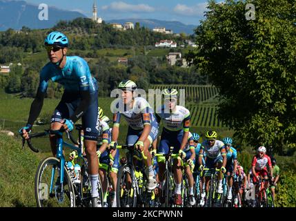 Davide Martinelli de l'Italie et Astana - Premier Tech en action au mur de CA del Poggio, une montée de vélo située dans la municipalité de San Pietro di Feletto, avec la première édition de la Vénétie Classic, la course de vélo pro 207km de Venise à Bassano del Grappa, Tenu dans la région de Vénétie. Le dimanche, 17 octobre 2021, à Bassano del Grappa, Vénétie, Italie. (Photo par Artur Widak/NurPhoto) Banque D'Images