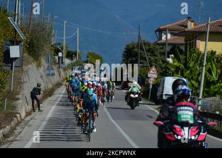 Davide Martinelli d'Italie et Astana - Premier Tech dirige le peloton passant par Retrontolo pendant la première édition de la Veneto Classic, la course de vélo pro 207km de Venise à Bassano del Grappa, qui s'est tenue dans la région de Vénétie. Le dimanche, 17 octobre 2021, à Bassano del Grappa, Vénétie, Italie. (Photo par Artur Widak/NurPhoto) Banque D'Images