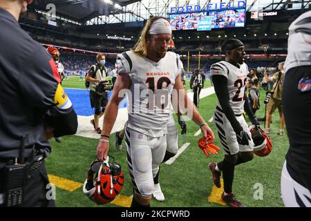 Trenton Irwin (16) et Chidobe Awuzie (22), grand receveur des Bengals de Cincinnati, se dirigent vers le tunnel après les échauffements lors d'un match de football de la NFL entre les Bengals de Cincinnati et les Lions de Detroit à Detroit, Michigan, États-Unis, dimanche, 17 octobre 2021. (Photo de Jorge Lemus/NurPhoto) Banque D'Images