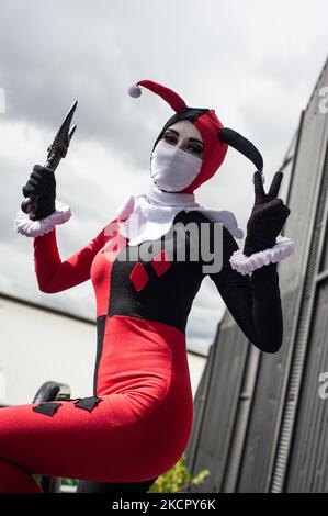 Un fan de DC Comics Harley Quinn pose pour une photo tout en utilisant un costume pendant le quatrième jour du SOFA (salon del Ocio y la Fantasia) 2021, une foire destinée au public geek en Colombie qui mélange Cosplay, jeux, super-héros et fans de cinéma de partout en Colombie, À Bogota, Colombie sur 17 octobre 2021. (Photo par Sebastian Barros/NurPhoto) Banque D'Images