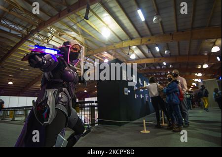 Un fan de League of Legends pose pour une photo en utilisant un costume inspiré par un personnage de jeu pendant le quatrième jour du SOFA (salon del Ocio y la Fantasia) 2021, une foire destinée au public geek en Colombie qui mélange Cosplay, jeux, Super héros et fans de cinéma de toute la Colombie, à Bogota, Colombie sur 17 octobre 2021. (Photo par Sebastian Barros/NurPhoto) Banque D'Images