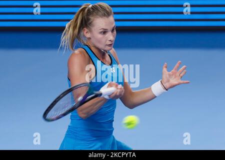 Dayana Yastremska d'Ukraine retourne le ballon à Anna Kalinskaya de Russie pendant le match de tennis féminin Round of 32 de la coupe VTB du Kremlin WTA 500 Tournoi international de tennis 2021 au Palais de gymnastique Irina Viner-Usmanova sur 18 octobre 2021 à Moscou, Russie. (Photo de Mike Kireev/NurPhoto) Banque D'Images