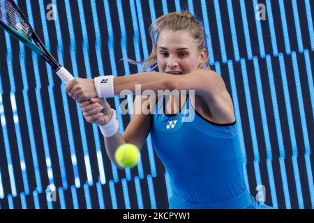 Dayana Yastremska d'Ukraine retourne le ballon à Anna Kalinskaya de Russie pendant le match de tennis féminin Round of 32 de la coupe VTB du Kremlin WTA 500 Tournoi international de tennis 2021 au Palais de gymnastique Irina Viner-Usmanova sur 18 octobre 2021 à Moscou, Russie. (Photo de Mike Kireev/NurPhoto) Banque D'Images