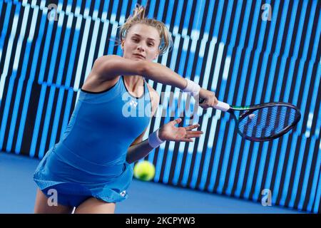 Dayana Yastremska d'Ukraine retourne le ballon à Anna Kalinskaya de Russie pendant le match de tennis féminin Round of 32 de la coupe VTB du Kremlin WTA 500 Tournoi international de tennis 2021 au Palais de gymnastique Irina Viner-Usmanova sur 18 octobre 2021 à Moscou, Russie. (Photo de Mike Kireev/NurPhoto) Banque D'Images