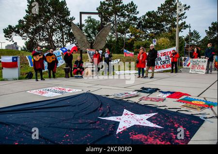 Un drapeau mapuche et un grand drapeau noir avec une étoile blanche ont été déplacés sur le sol, lors d'une manifestation organisée par la communauté chilienne devant le bâtiment de la CPI pour demander le procès international pour Pineray, à la Haye, sur 18 octobre 2021. (Photo par Romy Arroyo Fernandez/NurPhoto) Banque D'Images