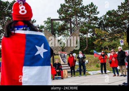 Un drapeau mapuche et un grand drapeau noir avec une étoile blanche ont été déplacés sur le sol, lors d'une manifestation organisée par la communauté chilienne devant le bâtiment de la CPI pour demander le procès international pour Pineray, à la Haye, sur 18 octobre 2021. (Photo par Romy Arroyo Fernandez/NurPhoto) Banque D'Images