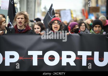 Plus d'un millier de personnes se rassemblent dans le centre de Varsovie, en Pologne, le 17 octobre 2021 pour exiger la fin des repressions illégales à la frontière avec le Bélarus. Depuis plus de deux mois, les gardes-frontières polonais ont repoussé des milliers de migrants contraints de quitter la frontière biélorusse dans un acte de guerre hybride orchestré par le régime Loukachenko. La pression monte sur le gouvernement polonais maintenant que plus d'une demi-douzaine de migrants sont morts dans l'environnement naturel difficile de la zone frontalière. Les ONG prévoient que les pertes augmenteront avec la baisse des températures. (Photo par STR/NurPhoto) Banque D'Images