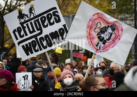 Plus d'un millier de personnes se rassemblent dans le centre de Varsovie, en Pologne, le 17 octobre 2021 pour exiger la fin des repressions illégales à la frontière avec le Bélarus. Depuis plus de deux mois, les gardes-frontières polonais ont repoussé des milliers de migrants contraints de quitter la frontière biélorusse dans un acte de guerre hybride orchestré par le régime Loukachenko. La pression monte sur le gouvernement polonais maintenant que plus d'une demi-douzaine de migrants sont morts dans l'environnement naturel difficile de la zone frontalière. Les ONG prévoient que les pertes augmenteront avec la baisse des températures. (Photo par STR/NurPhoto) Banque D'Images