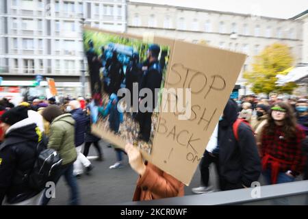 Plus d'un millier de personnes se rassemblent dans le centre de Varsovie, en Pologne, le 17 octobre 2021 pour exiger la fin des repressions illégales à la frontière avec le Bélarus. Depuis plus de deux mois, les gardes-frontières polonais ont repoussé des milliers de migrants contraints de quitter la frontière biélorusse dans un acte de guerre hybride orchestré par le régime Loukachenko. La pression monte sur le gouvernement polonais maintenant que plus d'une demi-douzaine de migrants sont morts dans l'environnement naturel difficile de la zone frontalière. Les ONG prévoient que les pertes augmenteront avec la baisse des températures. (Photo par STR/NurPhoto) Banque D'Images