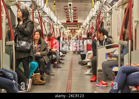 Les navetteurs qui voyagent dans une voiture de métro à Toronto, Ontario, Canada, 23 avril 2016. (Photo de Creative Touch Imaging Ltd./NurPhoto) Banque D'Images