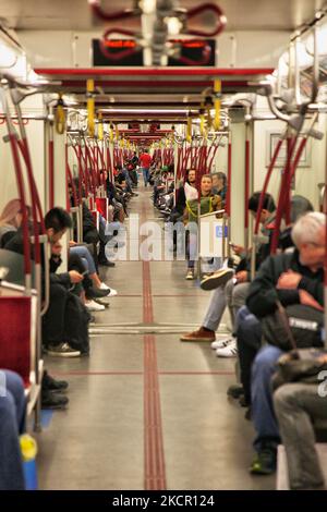 Les navetteurs qui voyagent dans une voiture de métro à Toronto, Ontario, Canada, 23 avril 2016. (Photo de Creative Touch Imaging Ltd./NurPhoto) Banque D'Images