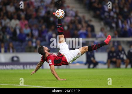 Olivier Giroud avance de l'AC Milan en action pendant la phase du Groupe de la Ligue des champions de l'UEFA - match du Groupe B entre le FC Porto et l'AC Milan, au stade Dragao de Porto sur 19 octobre 2021. (Photo de Paulo Oliveira / NurPhoto) Banque D'Images