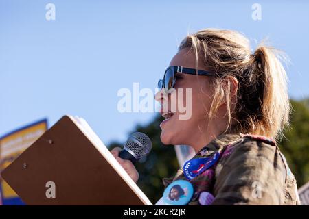 Alyssa Milano, membre du conseil d'administration de People for the American Way, parle lors d'une action de désobéissance civile pour le droit de vote à la Maison Blanche. Les manifestants exigent que l'Administration Biden prenne l'initiative sur le droit de vote et qu'elle exerce des pressions sur le Congrès pour qu'il vote une législation protégeant le droit de vote. Plus précisément, ils veulent l'adoption de la loi sur la liberté de vote et de la loi sur la reconnaissance des droits de vote. (Photo d'Allison Bailey/NurPhoto) Banque D'Images